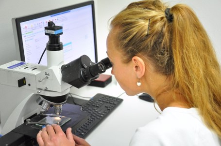 Laborantka u mikroskopu